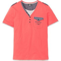 T-shirt Slim Fit bonprix koralowy. Czerwone t-shirty męskie bonprix, xl, z nadrukiem, z kontrastowym kołnierzykiem. Za 37,99 zł.