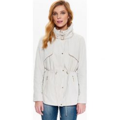 DAMSKA KRÓTKA NYLONOWA PARKA Z KAPTUREM I SUWAKAMI. Brązowe kurtki damskie marki Top Secret, na lato, w paski, z nylonu, krótkie, z kapturem. W wyprzedaży za 139,99 zł.