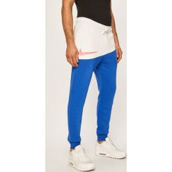 Nike Sportswear - Spodnie. Niebieskie spodnie męskie Nike Sportswear, m, bez wzorów, z bawełny. W wyprzedaży za 159,90 zł.