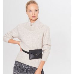 Sweter z szerokim golfem - Kremowy. Białe swetry damskie Mohito, s. W wyprzedaży za 59,99 zł.