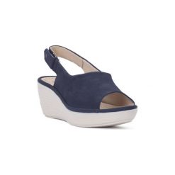 Sandały Clarks REEDLY SHAINA NAVY. Niebieskie sandały damskie Clarks, bez wzorów, bez obcasa, bez zapięcia. Za 333,75 zł.