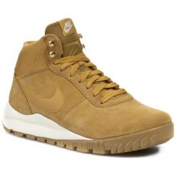 Buty NIKE - Hoodland Suede 654888 727 Haystock/ Light Brown/ Metallic Gold. Pomarańczowe buty skate męskie marki Nike, na zimę, ze skóry, na sznurówki, trekkingowe. W wyprzedaży za 279,00 zł.