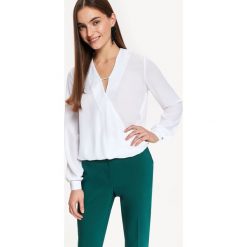 ELEGANCKA BLUZKA Z ZAKŁADKĄ. Białe bluzki damskie marki Top Secret, eleganckie, z koszulowym kołnierzykiem, z długim rękawem. W wyprzedaży za 39,99 zł.
