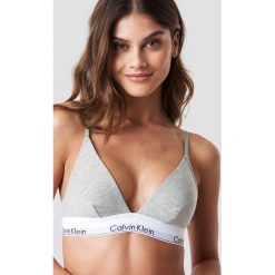 Calvin Klein Biustonosz z trójkątnymi miseczkami Modern - Grey. Szare biustonosze z fiszbinami marki Calvin Klein, z haftami, z bawełny. Za 141,95 zł.