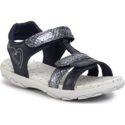Sandały GEOX - J Sandal Cuore B J0290B 00454 CF44M S Navy/Dk Blue. Niebieskie sandały dziewczęce Geox, ze skóry ekologicznej, bez zapięcia. Za 219,00 zł.