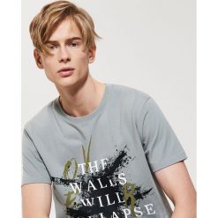 T-shirt z nadrukiem - Szary. Szare t-shirty męskie z nadrukiem marki Ombre Clothing, m, z bawełny. W wyprzedaży za 25,99 zł.