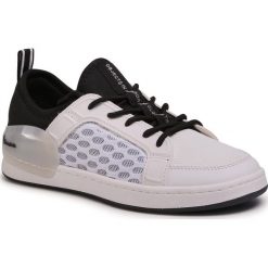 Sneakersy VESPA - Freccia Evolution V00089-539-99 White/Black. Białe półbuty damskie Vespa, bez wzorów, z tworzywa sztucznego, bez obcasa, na płaskiej podeszwie, bez zapięcia. Za 449,00 zł.