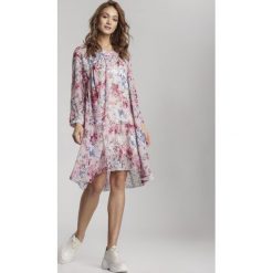 Różowa Sukienka Idaliana. Różowe sukienki damskie Renee, s, bez wzorów, bez kołnierzyka, bez rękawów, mini. W wyprzedaży za 84,99 zł.