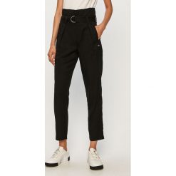 Tommy Jeans - Spodnie. Czarne spodnie damskie Tommy Jeans, w paski, z lyocellu, z podwyższonym stanem. Za 449,90 zł.