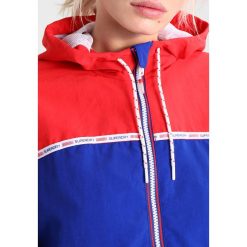 Bomberki damskie: Superdry COLOUR BLOCK CAGOULE Kurtka wiosenna pacific red/pacific navy
