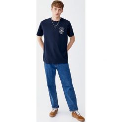 Koszulka z etnicznym wzorem. Białe koszulki męskie Pull&Bear, m, bez wzorów, bez kołnierzyka, z krótkim rękawem, krótkie. Za 49,90 zł.