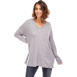 Sweter w kolorze szarym. Szare swetry damskie L'étoile du cachemire, bez wzorów, z kaszmiru, klasyczne, bez rękawów, bez kaptura. W wyprzedaży za 129,95 zł.