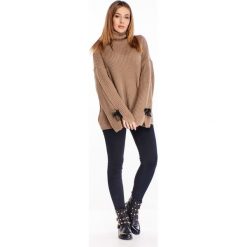 Oversize'owy sweter z golfem i ozdobnymi kokardkami beżowy. Brązowe swetry damskie . Za 87,53 zł.