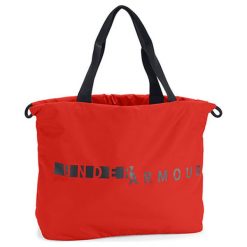 Torba sportowa w kolorze czerwonym - (S)55 x (W)35 x (G)20 cm. Czerwone torebki damskie sportowe Under Armour, bez wzorów, z poliesteru, sportowe, bez dodatków. W wyprzedaży za 69,95 zł.