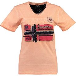 Koszulka "Jarlotte" w kolorze brzoskwiniowym. Pomarańczowe bez kategorii marki Geographical Norway Women & Kids, l, z nadrukiem, z bawełny. W wyprzedaży za 65,95 zł.