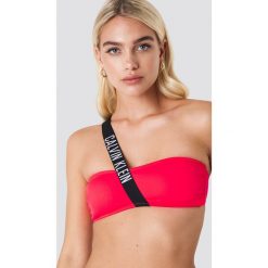Calvin Klein Góra bikini Strap Bandeau RP N - Pink. Różowe bikini marki Calvin Klein, z haftami. W wyprzedaży za 111,48 zł.