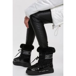 Czarne Śniegowce Tuttle. Czarne buty sportowe damskie Renee, z napisami, sportowe. Za 109,99 zł.