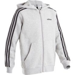 Bluza chłopięca szara z kapturem, z 3 paskami i z logo adidas na piersi. Szare bluzy chłopięce Adidas, w paski, z bawełny, sportowe, bez rękawów, z kapturem. Za 199,99 zł.