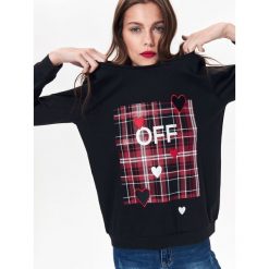 NIEROZPINANA BLUZA DAMSKA Z HAFTEM. Czarne bluzy damskie Top Secret, na zimę, z haftami, z bawełny, bez rękawów, bez kaptura. W wyprzedaży za 39,99 zł.