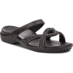 Klapki CROCS - Meleen Twist Diamante Sandal 205101 Black/Black. Czarne klapki damskie marki Crocs, z aplikacjami, z tworzywa sztucznego, bez obcasa. W wyprzedaży za 149,00 zł.