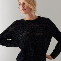 Szenilowy sweter z efektem damage - Czarny. Czarne swetry damskie Mohito, s, bez wzorów, bez rękawów, bez kaptura. Za 99,99 zł.