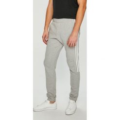 Adidas Originals - Spodnie. Szare spodnie męskie adidas Originals, na co dzień, m, bez wzorów, z bawełny, casualowe. W wyprzedaży za 179,90 zł.