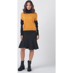 Sweter "Rio" w kolorze pomarańczowo-czarno-białym. Pomarańczowe swetry damskie Chattawak, m, bez wzorów, z dzianiny, klasyczne, bez rękawów, bez kaptura. W wyprzedaży za 129,95 zł.