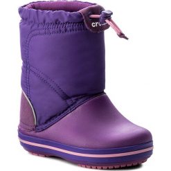 Śniegowce CROCS - Crocband Lodgepoint Boot K 203509 Amethyst/Ultraviolet. Fioletowe kozaki dziewczęce Crocs, bez zapięcia. W wyprzedaży za 159,00 zł.