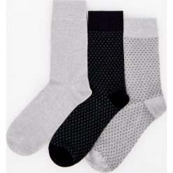 Skarpety 3 pack - Jasny szar. Szare skarpetki męskie Reserved, bez wzorów. Za 29,99 zł.