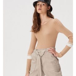Sweter z prążkowaną fakturą - Beżowy. Brązowe swetry damskie Sinsay, xl, bez wzorów, prążkowane, bez rękawów, bez kaptura. W wyprzedaży za 19,99 zł.