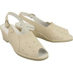 COMFORTABEL 710124-8 sand, sandały damskie. Koturny damskie Comfortabel, w paski, bez obcasa, na koturnie, z paskami. Za 229,90 zł.