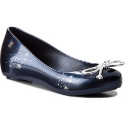 Baleriny MELISSA - Ultragirl Elements Ad 32390 Blue 06591. Niebieskie baleriny damskie marki Melissa, bez wzorów, z tworzywa sztucznego, klasyczne, bez obcasa, na płaskiej podeszwie, bez zapięcia. Za 269,00 zł.