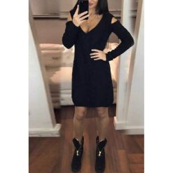 Tunika HELENA BLACK. Czarne tuniki damskie Tunika HELENA BLACK, uniwersalny, bez wzorów, z dzianiny, bez kołnierzyka, bez rękawów. W wyprzedaży za 79,00 zł.