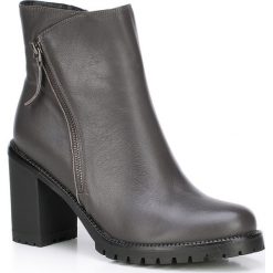 Buty damskie. Szare botki damskie Wittchen, ze skóry, eleganckie, za kostkę, na wysokim obcasie, bez zapięcia. W wyprzedaży za 299,90 zł.