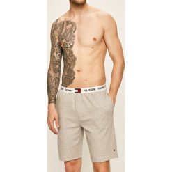 Tommy Hilfiger - Szorty. Szare spodenki i szorty męskie TOMMY HILFIGER, s, z nadrukiem, z elastanu, casualowe. Za 229,90 zł.