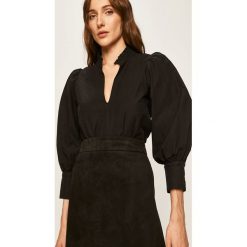 Answear - Bluzka. Czarne bluzki damskie ANSWEAR, s, bez wzorów, z bawełny, bez kołnierzyka, z długim rękawem. W wyprzedaży za 79,90 zł.