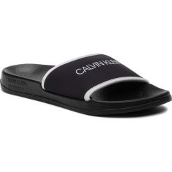 Klapki CALVIN KLEIN SWIMWEAR - Slide KM0KM00377 470. Niebieskie klapki męskie Calvin Klein Swimwear, z tworzywa sztucznego, bez zapięcia. W wyprzedaży za 129,00 zł.