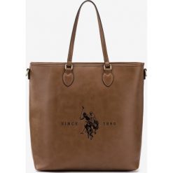 U.S. Polo Assn Folsom Tall Torebka Brązowy. Pomarańczowe torebki klasyczne damskie U.S. Polo Assn., w paski, z materiału, bez dodatków. Za 447,95 zł.