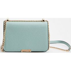 Torebka crossbody z łańcuszkiem - Zielony. Zielone torebki klasyczne damskie Mohito, bez wzorów, bez dodatków. W wyprzedaży za 39,99 zł.