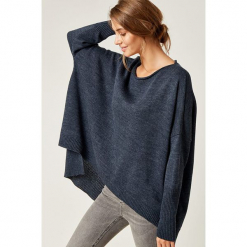 Sweter w kolorze granatowym. Niebieskie bez kategorii SCUI, z dekoltem w łódkę. W wyprzedaży za 129,95 zł.