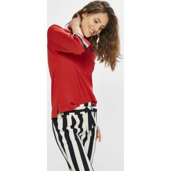 Tommy Hilfiger - Bluzka. Czerwone bluzki damskie TOMMY HILFIGER, na co dzień, s, bez wzorów, z bawełny, z okrągłym kołnierzem, bez rękawów. W wyprzedaży za 219,90 zł.
