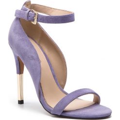 Sandały MARCIANO GUESS - 92G9F29100Z AVD. Fioletowe klapki damskie MARCIANO GUESS, z aplikacjami, ze skóry, bez obcasa, na obcasie. W wyprzedaży za 369,00 zł.
