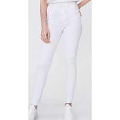 Jeansy slim fit - Biały. Białe jeansy damskie Sinsay. W wyprzedaży za 29,99 zł.