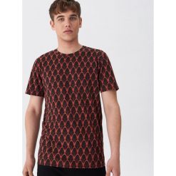 T-shirt z nadrukiem all over - Czerwony. Czerwone t-shirty męskie House, s, z nadrukiem, bez kołnierzyka. Za 49,99 zł.