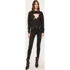 Guess Jeans - Bluza. Białe bluzy damskie Guess Jeans, s, z aplikacjami, z bawełny, bez rękawów, bez kaptura. W wyprzedaży za 219,90 zł.