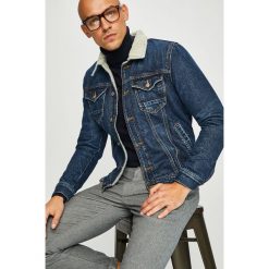 Guess Jeans - Kurtka Gale. Niebieskie kurtki męskie jeansowe marki Guess Jeans, l, z aplikacjami. W wyprzedaży za 479,90 zł.