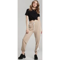 Beżowe Spodnie Just Hold On. Brązowe spodnie damskie Renee, s, z dresówki. Za 59,99 zł.