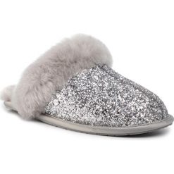 Kapcie UGG - W Scuffette II Cosmos 1107074 Slvr. Szare klapki damskie Ugg, bez wzorów, ze skóry, bez obcasa. W wyprzedaży za 269,00 zł.