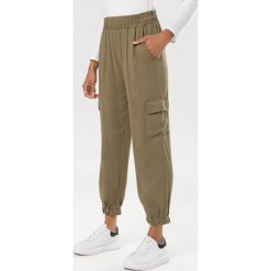 Khaki Spodnie Molrope. Brązowe spodnie damskie Born2be, uniwersalny, bez wzorów, z podwyższonym stanem. Za 119,99 zł.