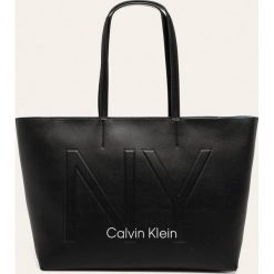 Calvin Klein - Torebka. Czarne torby damskie na zakupy Calvin Klein, bez wzorów, ze skóry ekologicznej, duże, bez dodatków. Za 699,90 zł.